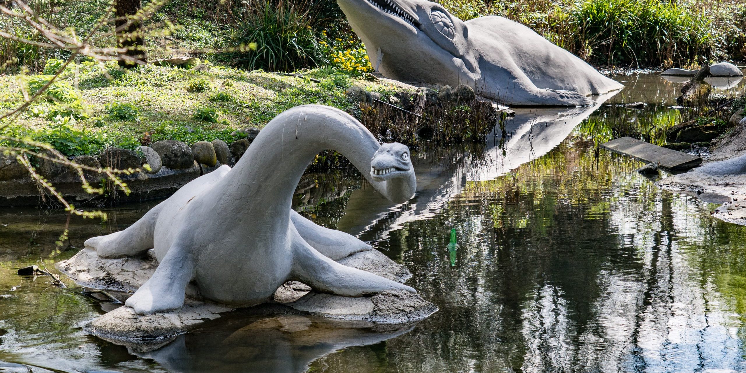 OLYMPUS DIGITAL CAMERA Ichthyosaurus communis and ‘Plesiosaurus’ macrocephalus statues in the water at Crystal Palace Park